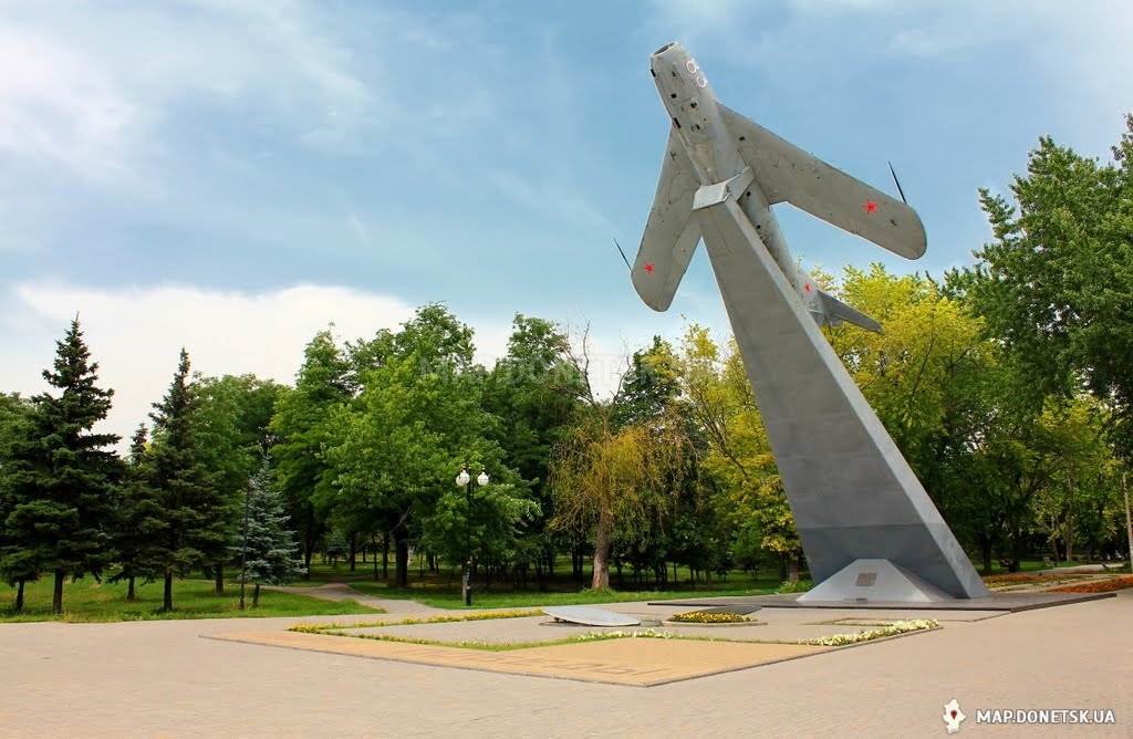 Мариуполь, Памятник 50 лет освобождения, История, Любительские