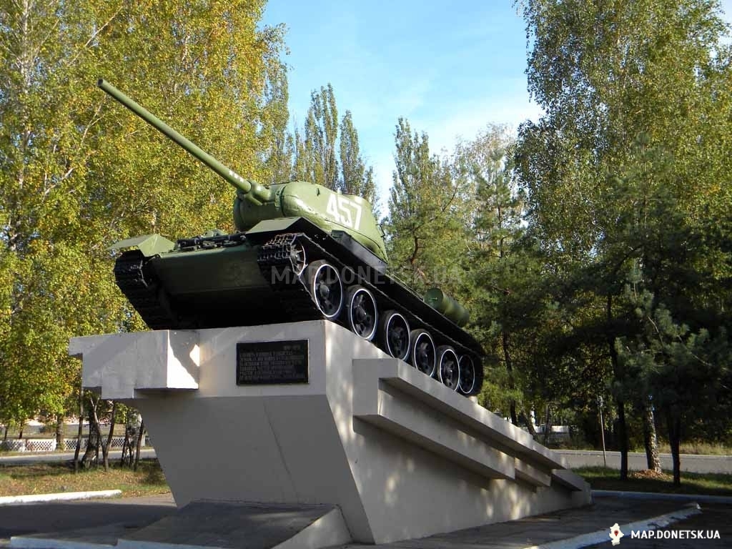 Харцызск, Памятник освободителям-танкистам, История, Любительские