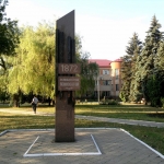 Ясиноватая, Стела-памятник основателям города, Современные, Любительские