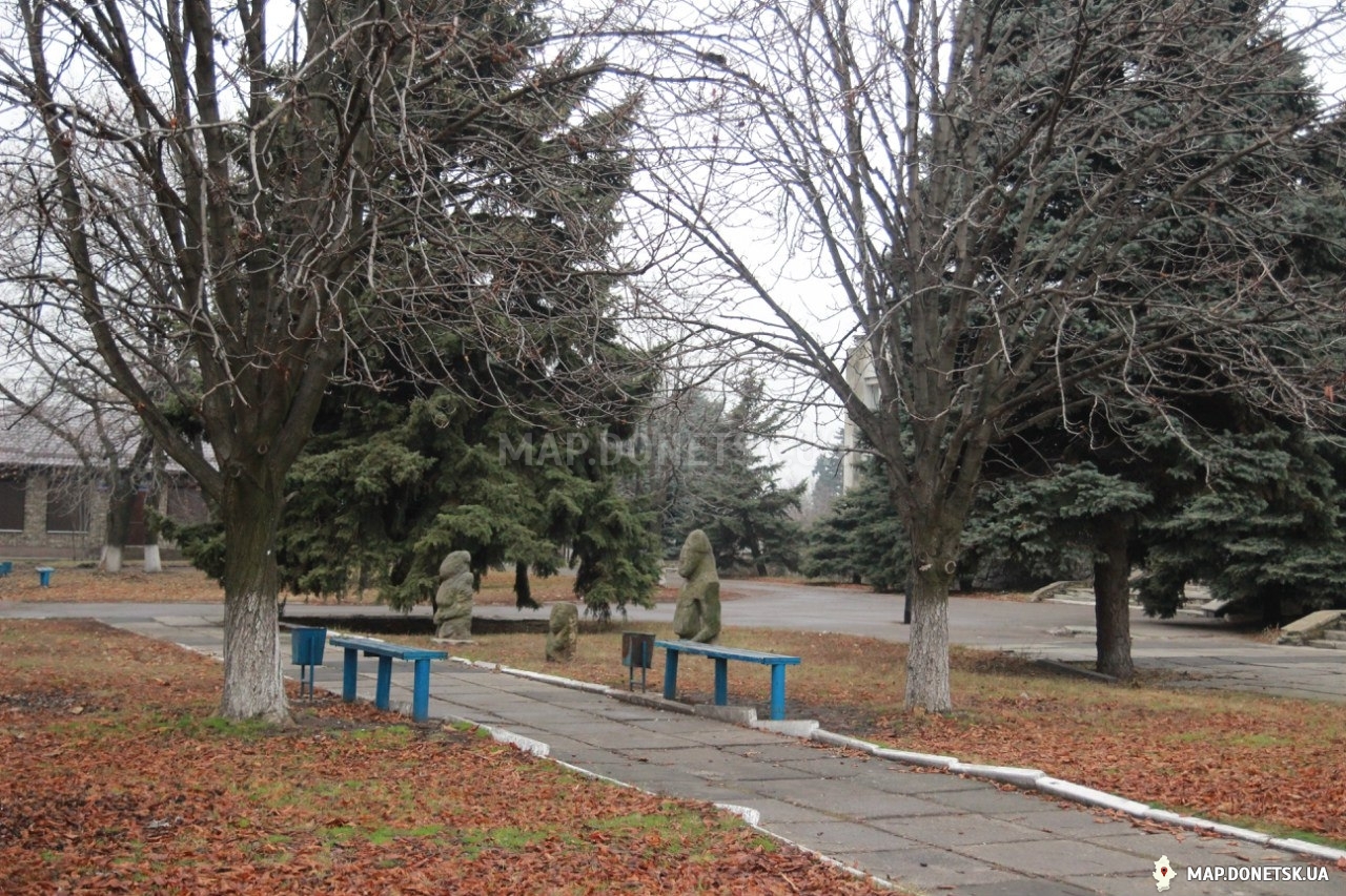 Каменные бабы в пустом парке, 2015 год, Современные, Профессиональные, Осень, День, Цветные