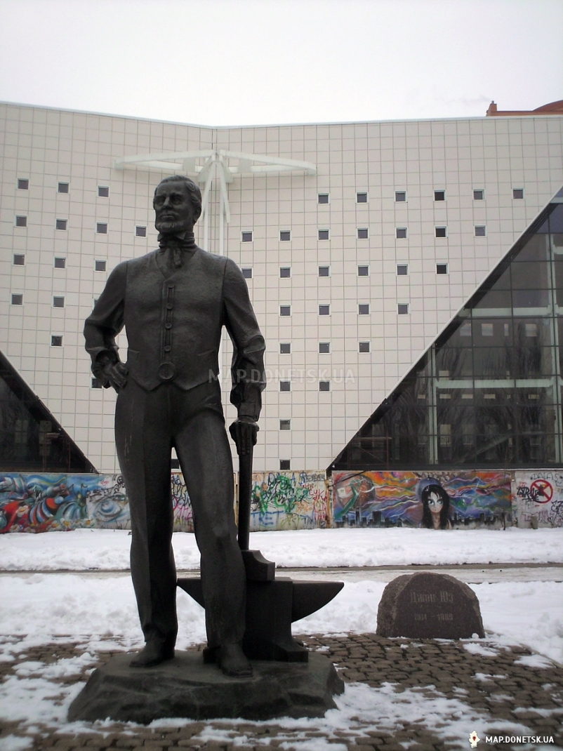 Памятник Джону Юзу, Современные, Достопримечательности, Цветные