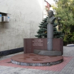 Памятник Александру Астраханю, Современные, Достопримечательности, Цветные