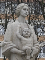 Памятник женщине-матери