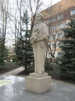 Памятник женщине-матери