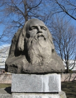 Памятник Д.И. Менделееву в Донецком ботаническом саду