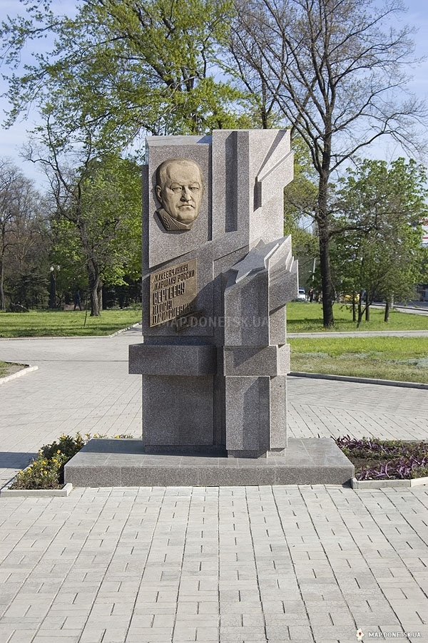 Памятник Игорю Сергееву, Современные, Достопримечательности, Цветные