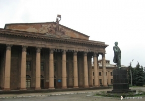 Памятник С.М. Кирову возле ДК металлургов