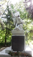 Братская могила воинов на кладбище в Кировском районе