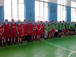 ОШ №18 города Шахтерска стала первой в соревнованиях по баскетболу.