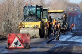 Специалисты ГП «Автодор» ведут ремонт дорожного покрытия на автодорогах к Саур-Могиле.