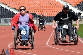 Три десятка спортсменов с инвалидностями приняли участие в мини-марафоне в Донецке.
