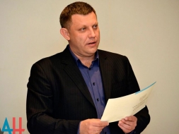 Захарченко вручил 18 главам городов и районов ДНР свидетельства о повышении квалификации.