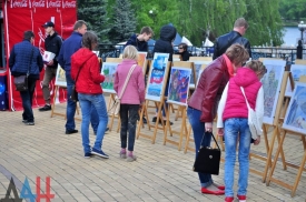 Юные художники Донецка устроили ко Дню Республики патриотическую выставку под открытым небом.