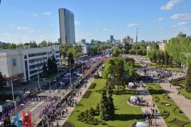 Праздничное шествие ко Дню Республики завершилось в столице ДНР у спорткомплекса «Олимпийский».