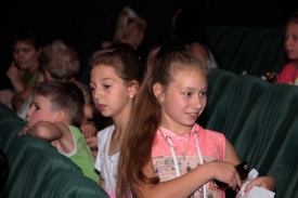 Для детей сотрудников «ЕМЗ» организовали бесплатный кинопоказ в Донецке.
