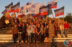 Жители ДНР в час начала Великой Отечественной собрались на Саур-Могиле почтить память павших героев.