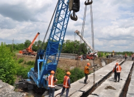 Минтранс ДНР проводит капитальный ремонт путепровода на автодороге М-04 возле г. Енакиево.